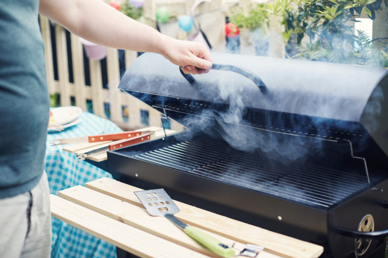 9 solutions naturelles pour nettoyer sa grille de barbecue