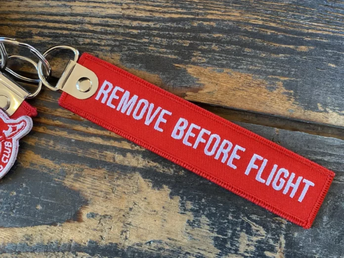 L’histoire du porte-clé Remove Before Flight : de l’aviation à l’objet publicitaire